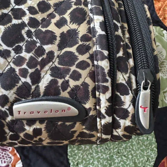 Travelon hanging toiletry/makeup bag organizer - Picture 2 of 6